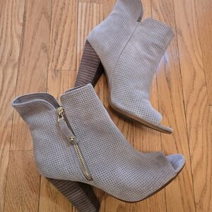Stylish GUESS beige Peep-toe Ankle Boots